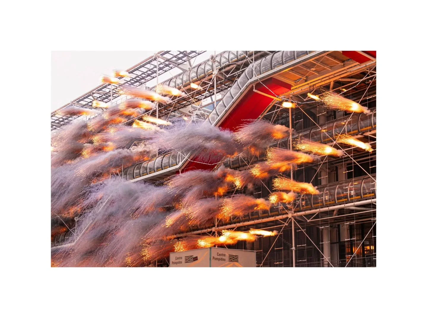 En demi teinte #paris @centrepompidou #architecture @caistudio #art #fire #work #event #bw #photography