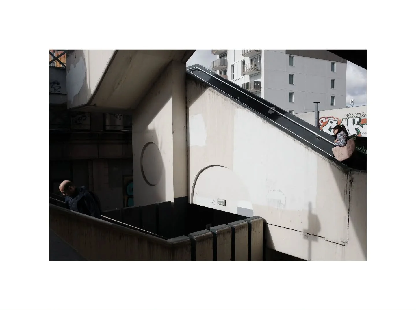 Gravit&eacute; quotidienne #paris #suburbs #underground #stairs #architecture #people #shadow #GRist #GRsnaps #shootGR #bw #street #photography