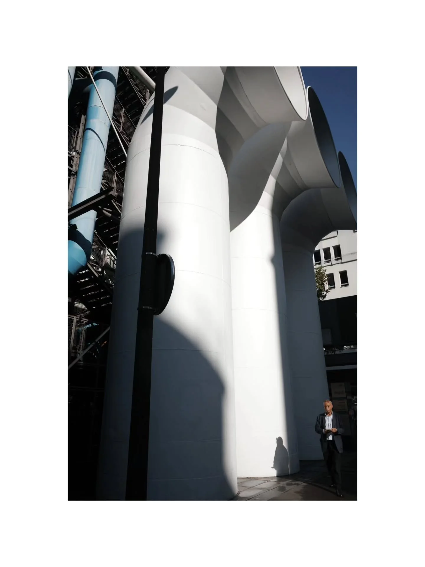 Rive droite #paris #rue #beaubourg @centrepompidou #architecture #people #shadow #sunlight #GRist #shootGR #GRsnaps #bw #street #photography