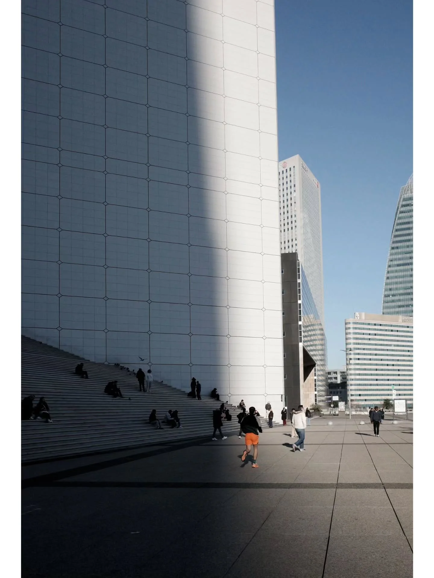 Parvis glac&eacute; #paris #suburbs #ladefense #architecture #people #shadow #GRist #shootGR #GRsnaps #bw #street #photography