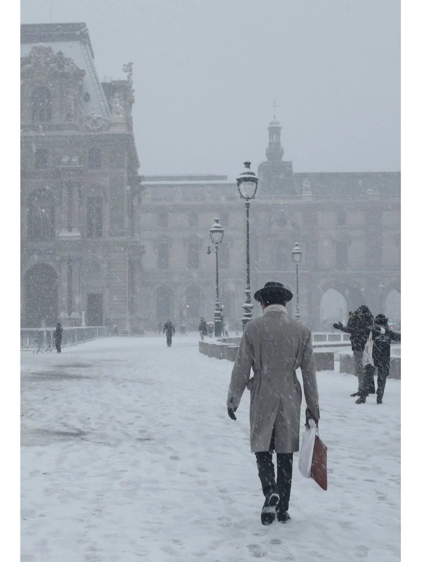 Extraordinaire #paris #people #silhouette #shadow #GRist #shootGR #GRsnaps #snowday #street #photography