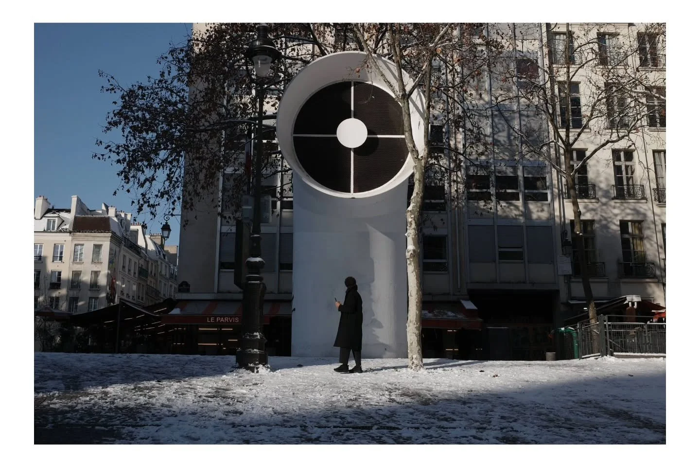 &Eacute;ph&eacute;m&egrave;re #paris #cliche #people #shadow #GRist #GRsnaps #shootGR #bw #snowday #street #photography