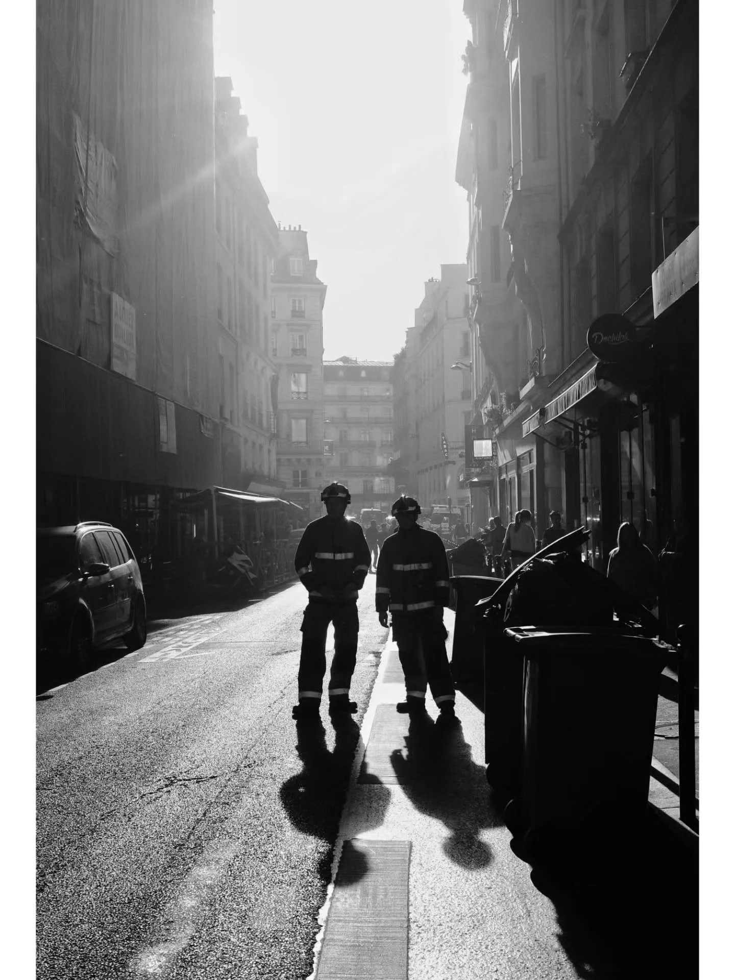 Silhouettes &eacute;clair&eacute;es #paris #bw #shootGR #street #photography