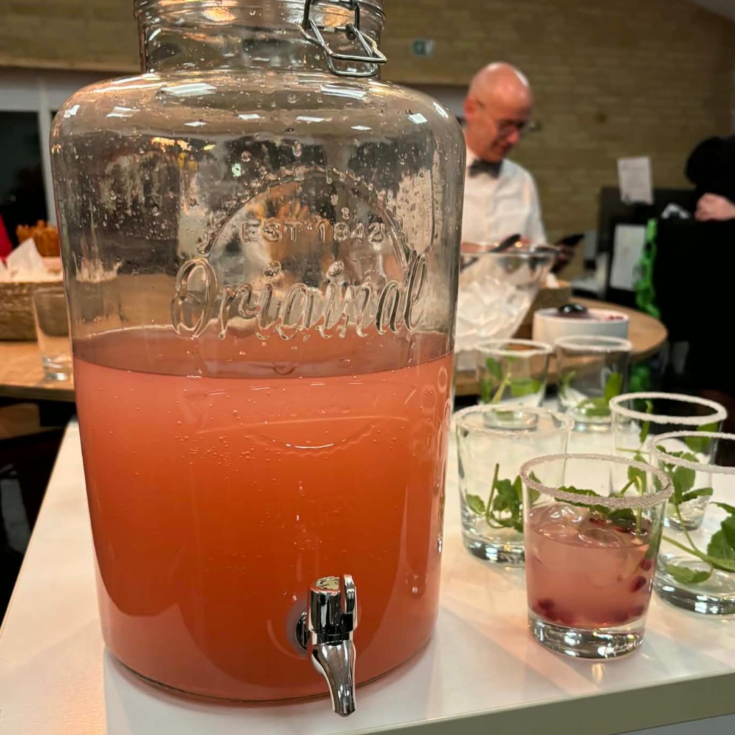 I verdens bedste kontorf&aelig;llesskab f&aring;r man ikke kun gode kollegaer til hverdag. Man f&aring;r ogs&aring; kollegaer, som man kan holde julefrokost med 🎄

I &aring;r stod den p&aring; bustur til Bogense, hvor @restaurant_moeber havde s&osla