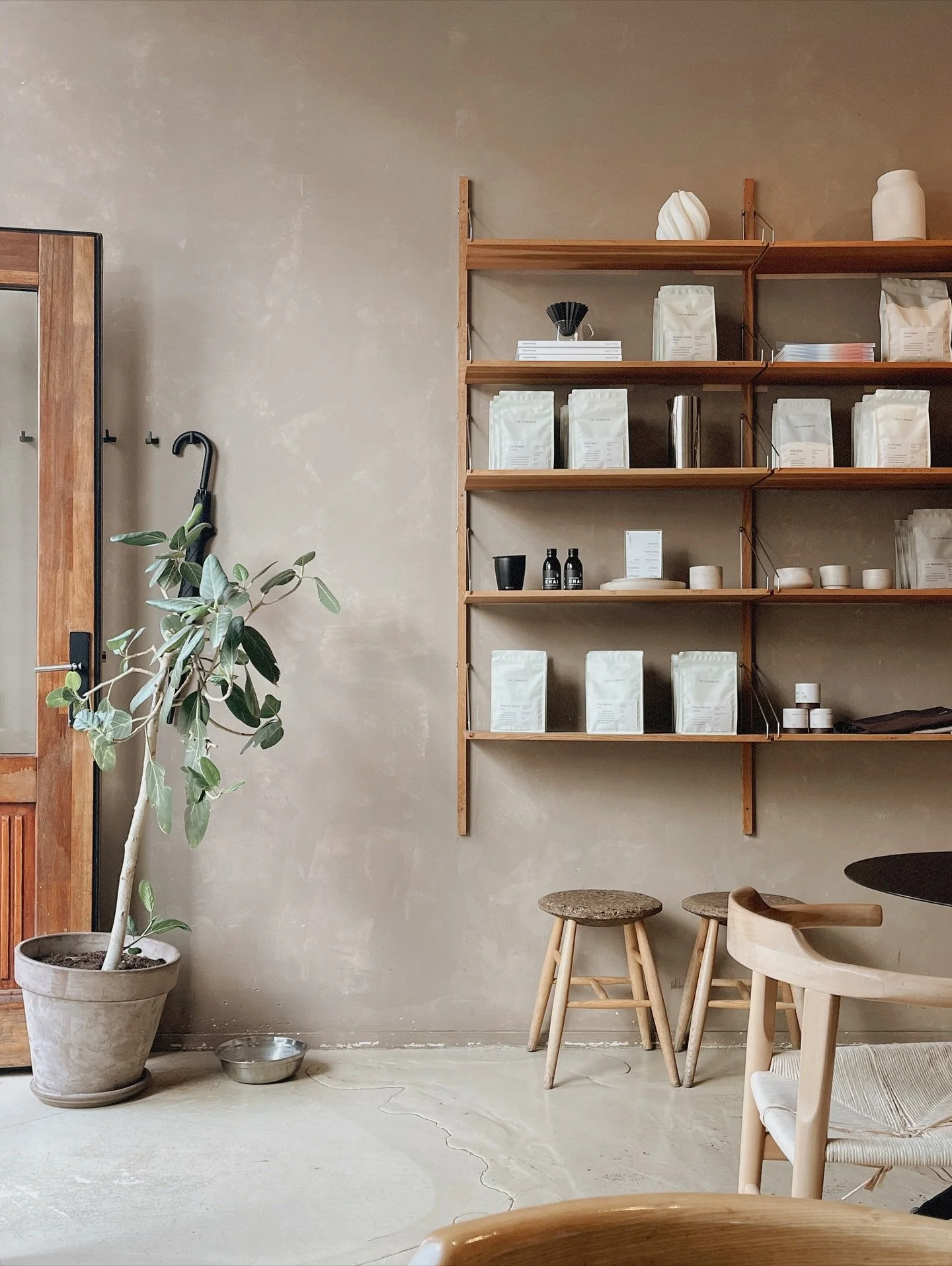 Amsterdam lately&hellip;
My favourite cafes for a slow moment. 

@uncommonams for its impeccable service and perfectly imperfect design
@edibletreasuresshop for its homely feel and its cosy cushions
@thecoffeedistrict for its beautiful selection of t