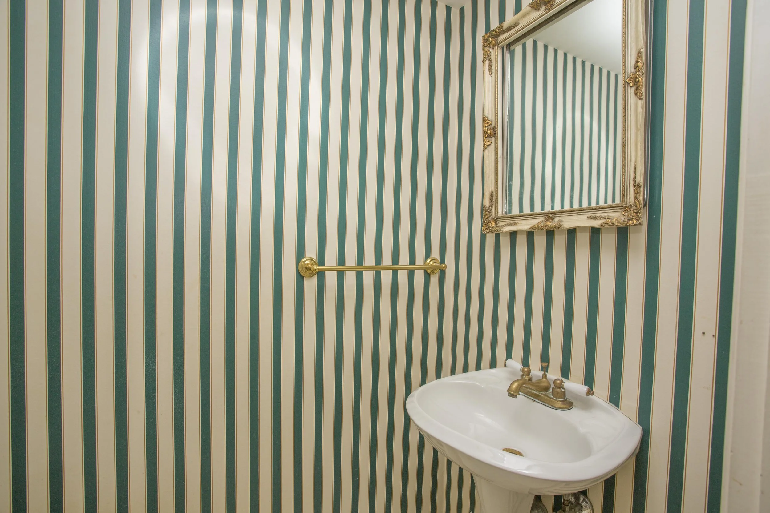 Powder Room 1 Before