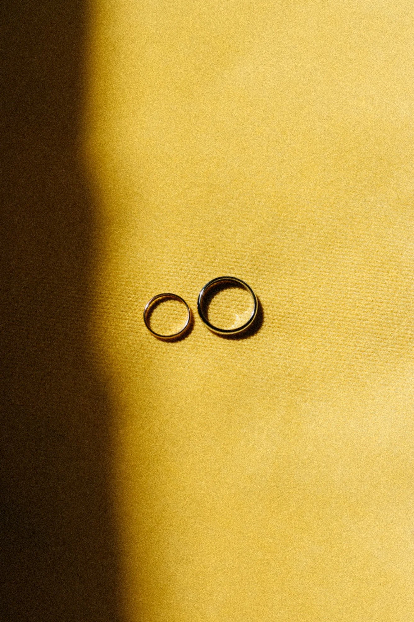 Alliances dans un rayon de soleil sur un fond jaune vif