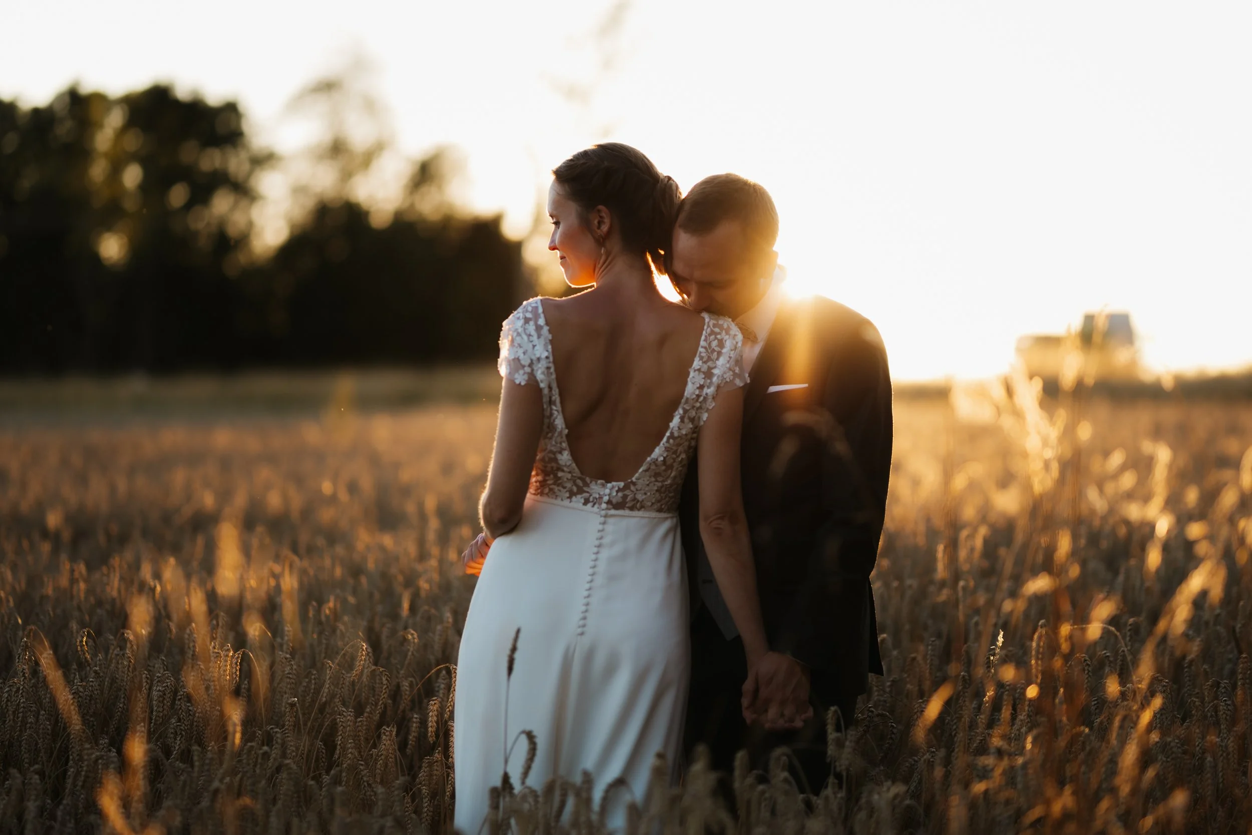 couple mariage mariés photo champ été sunset.jpg