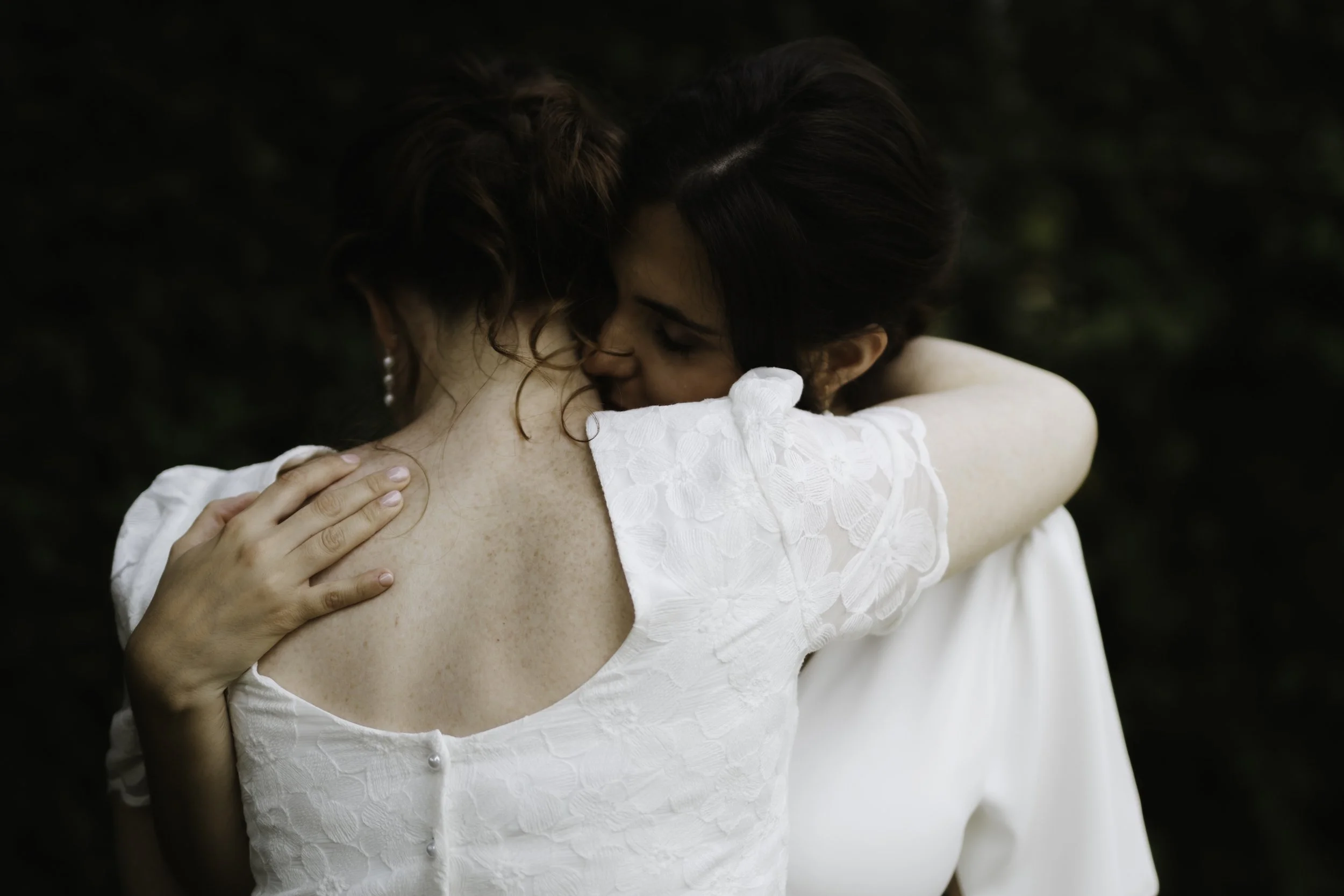 couple mariées enlacées mariage photographe belgique.jpg