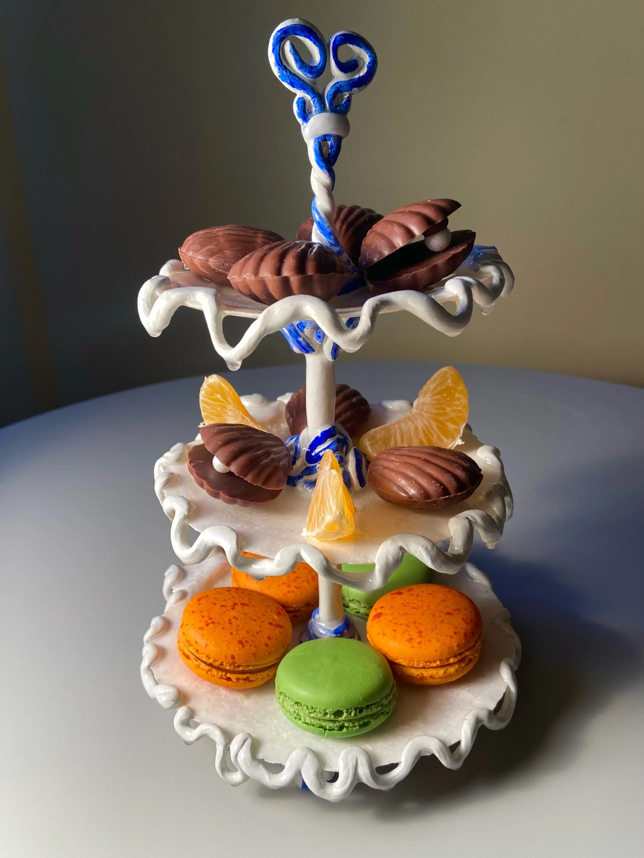 My tiered shell tray with macaroons and chocolates and then in its home covered in jewels and special things 🍪