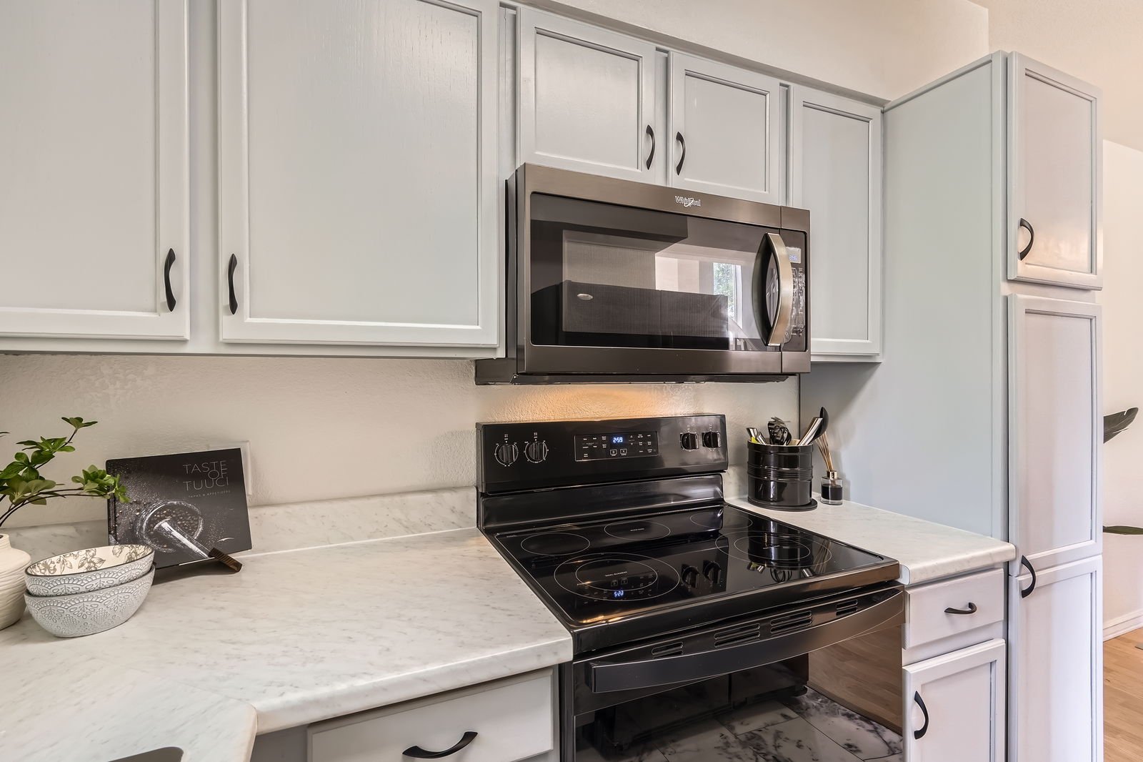 2432 W 82nd Pl I - Web Quality - 015 - 16 Kitchen.jpg