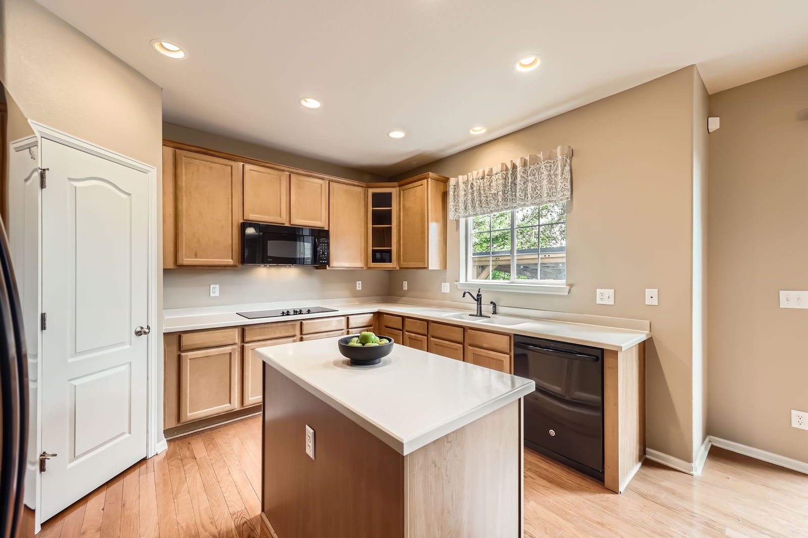 13065 Tamarac Pl - Web Quality - 017 - 16 Kitchen.jpg