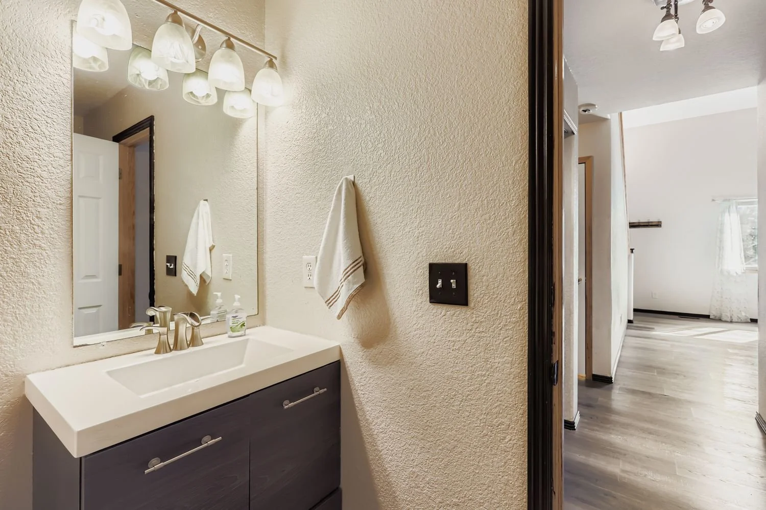 6200 Sparrow Ave - Web Quality - 020 - 19 Bathroom.jpg