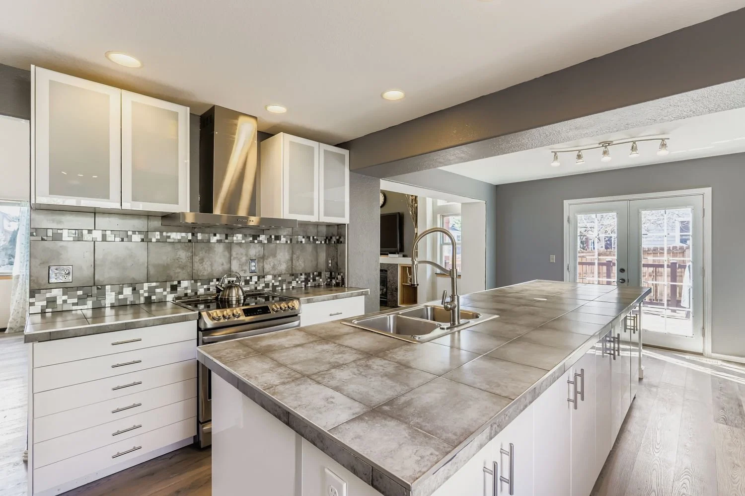 6200 Sparrow Ave - Web Quality - 018 - 17 Kitchen.jpg