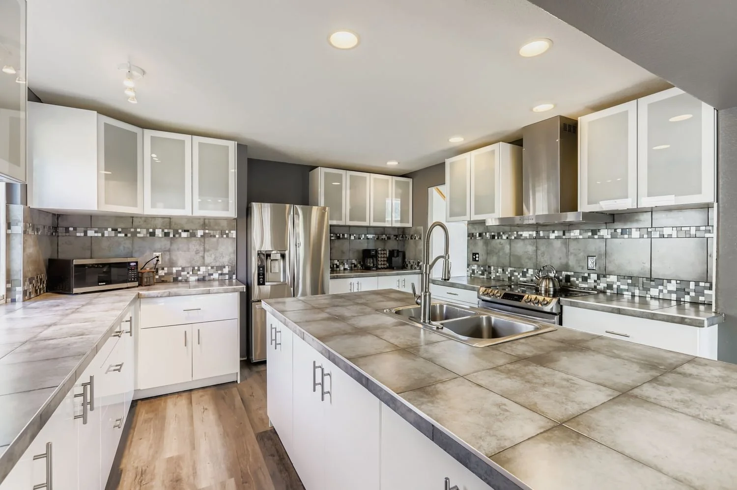 6200 Sparrow Ave - Web Quality - 017 - 16 Kitchen.jpg