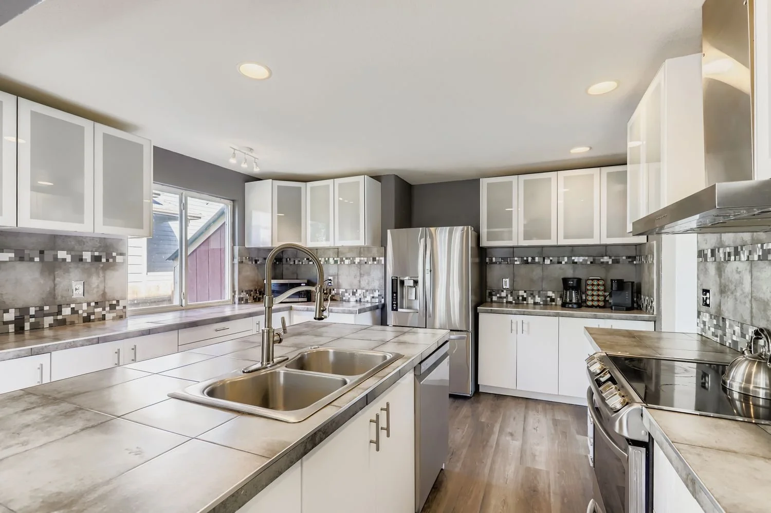 6200 Sparrow Ave - Web Quality - 015 - 14 Kitchen.jpg