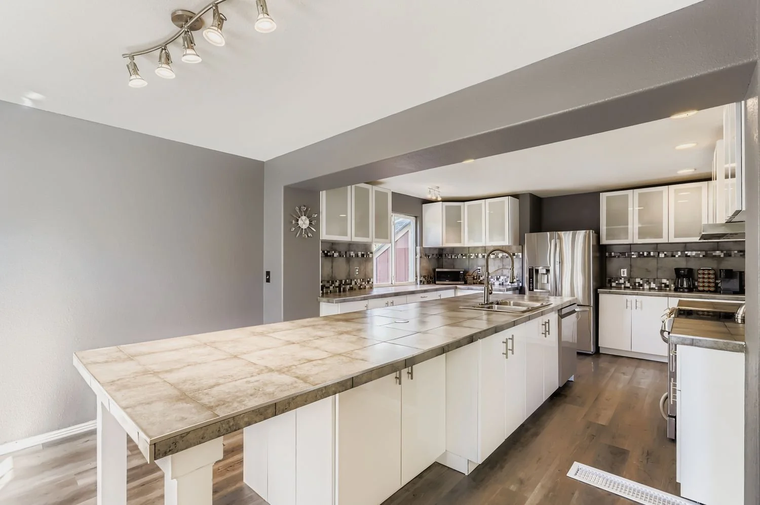 6200 Sparrow Ave - Web Quality - 014 - 13 Kitchen.jpg