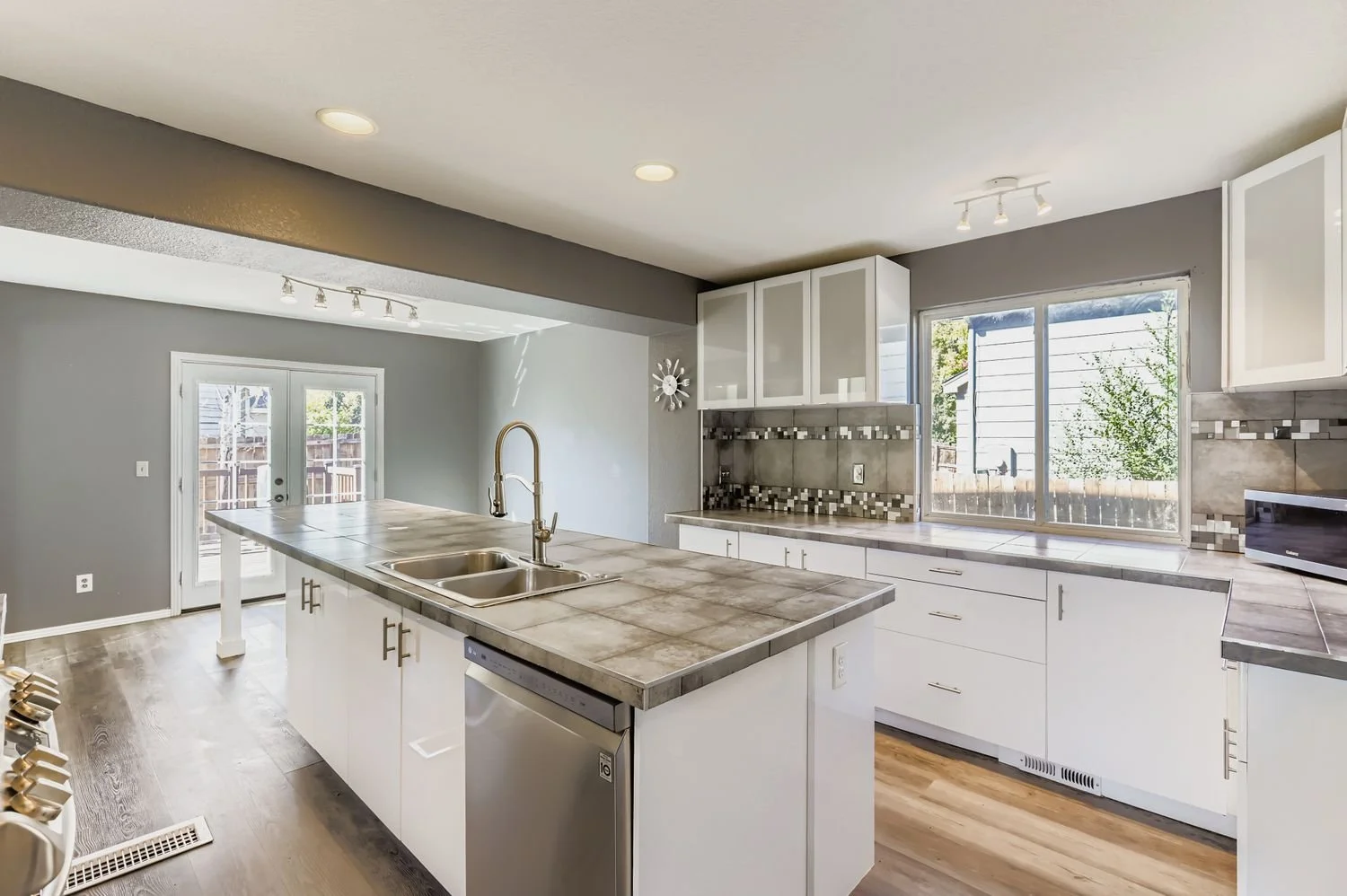 6200 Sparrow Ave - Web Quality - 013 - 12 Kitchen.jpg