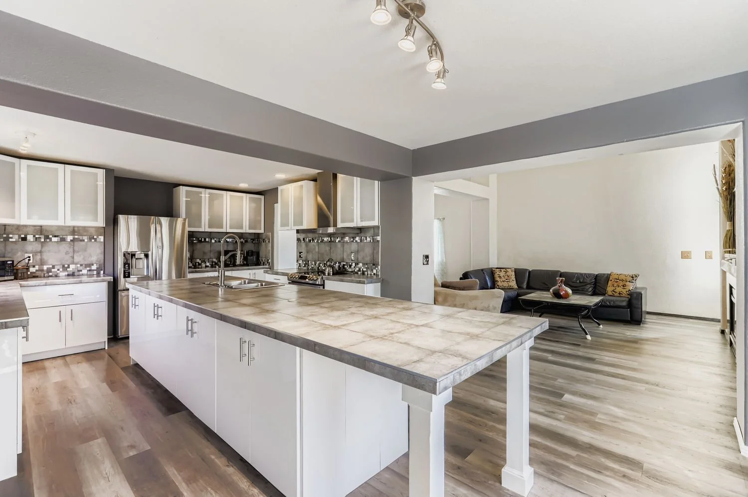 6200 Sparrow Ave - Web Quality - 016 - 15 Kitchen.jpg