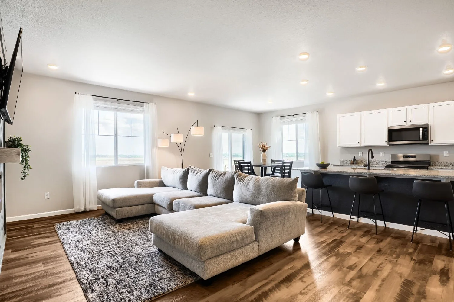 5473 Bauer Dr - Web Quality - 009 - 04 Living Room.jpg