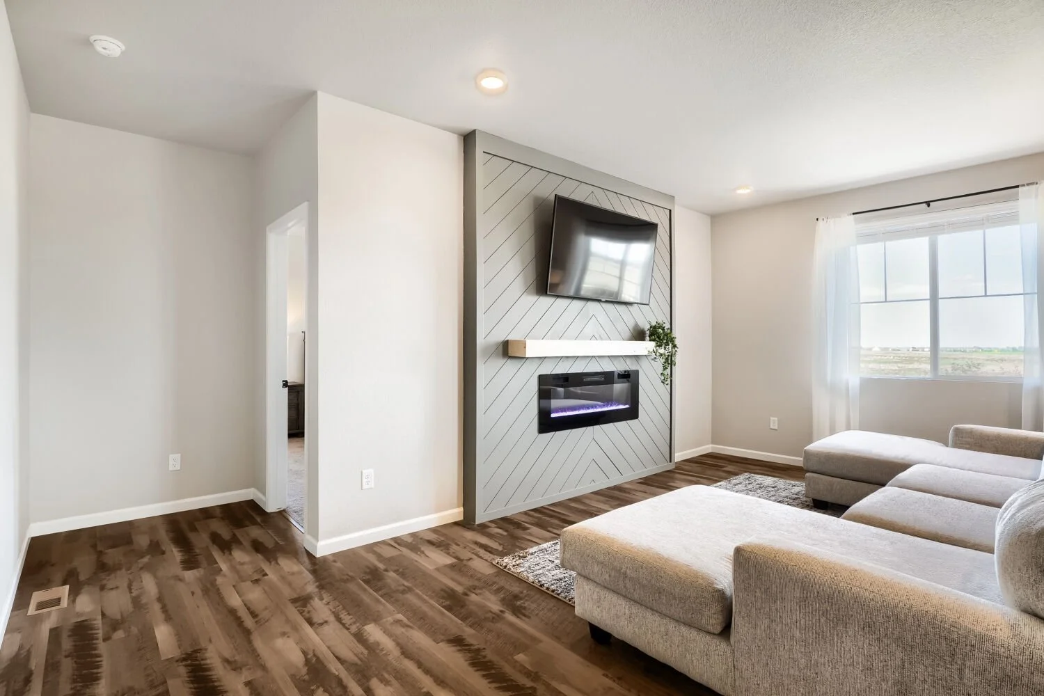 5473 Bauer Dr - Web Quality - 010 - 05 Living Room.jpg