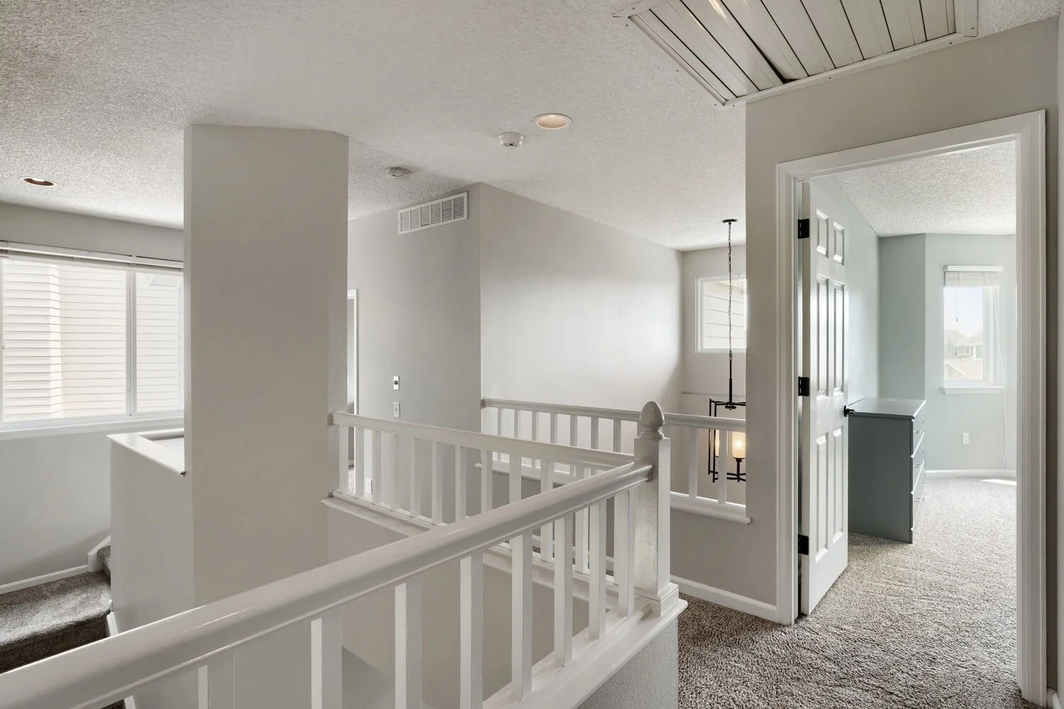 4219 e 130th cir - Web Quality - 005 - 05 Foyer.jpg