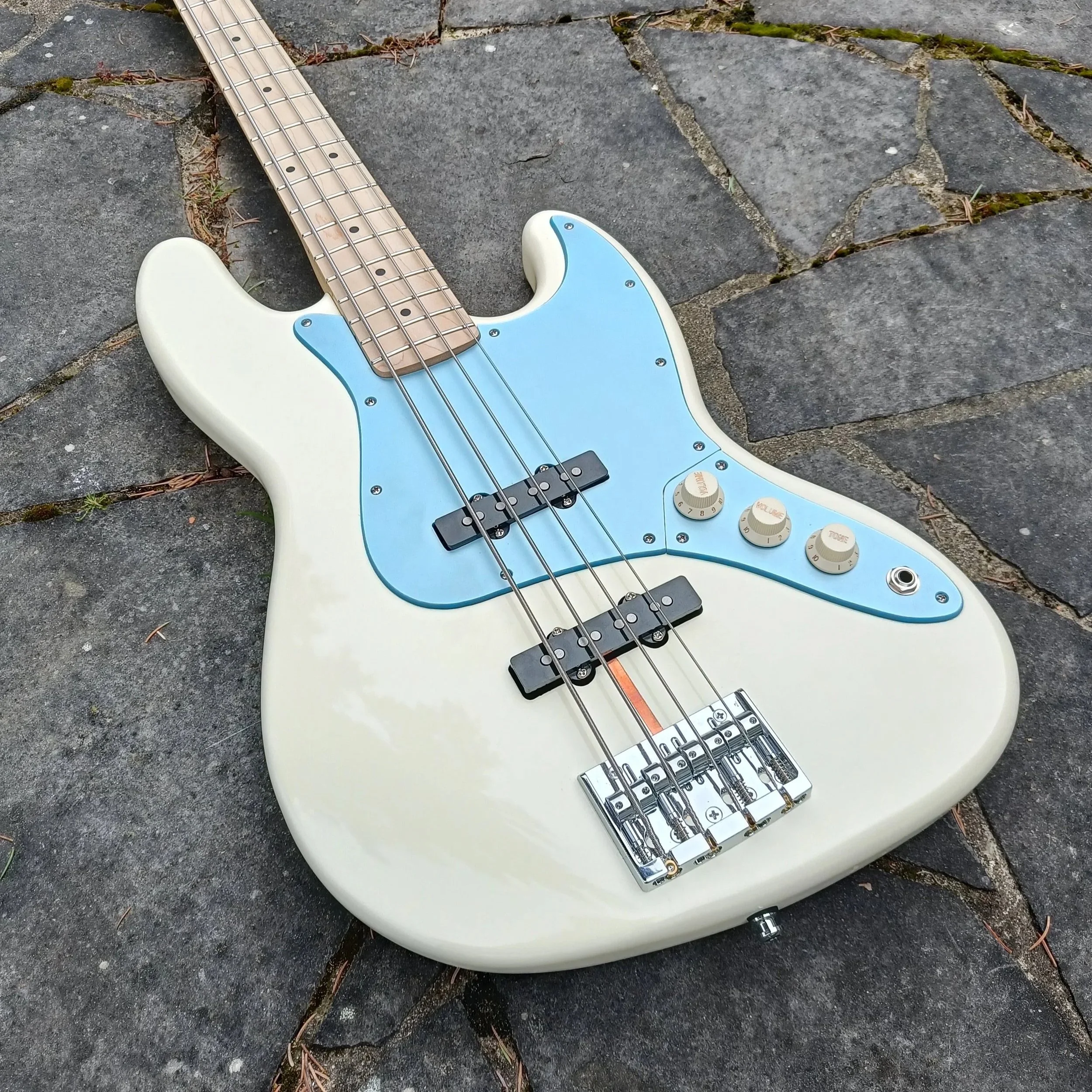 Mistress Jazz Bass Lost Frequencies