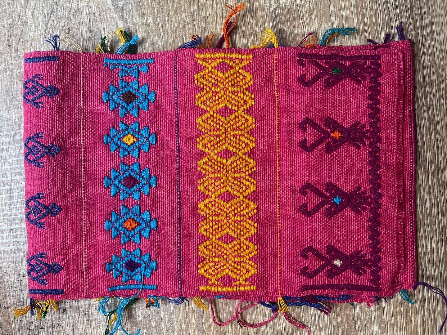 Ancestral designs and Vibrant colours. #HandMade by Do&ntilde;a Juana from Zinacantan. 
&bull;
&bull;
&bull;
&bull;
&bull;
&bull;
&bull;
#handmadewithlove #handmadetextiles #greentextiles #ecotextiles #fairtradefashion #fairtradetextiles #Slowdownfas