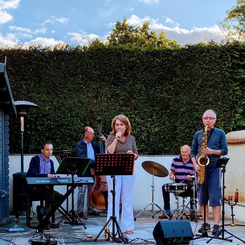 Mini gig for the neighbours! Corona won&rsquo;t stop the music 🎶 🎷🥁🎼 #outoftheblue #ootb #farnhamgig #jazzfarnham #farnham #surreyjazz #gardengig