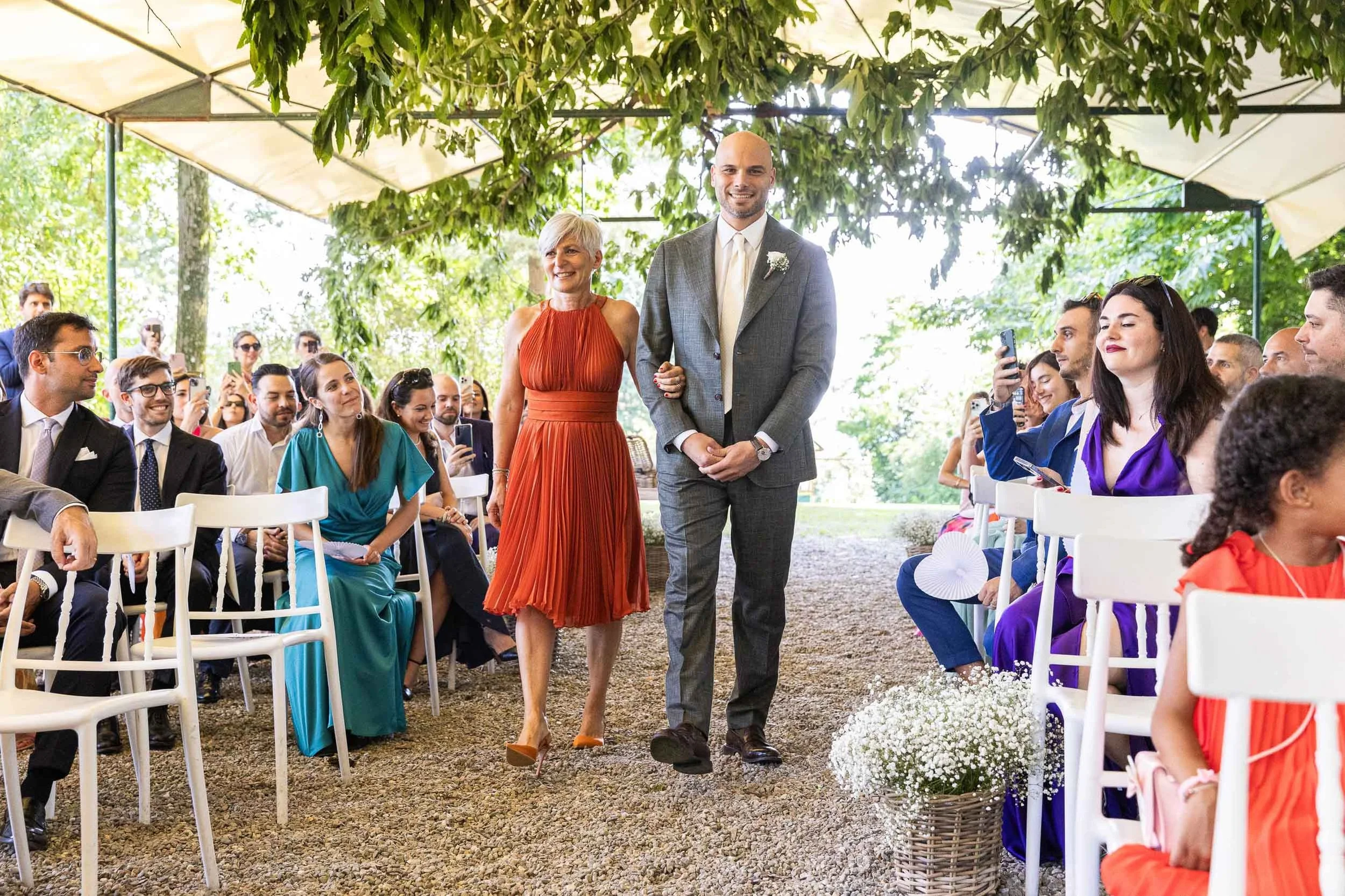Ingresso dello sposo alla cerimonia – matrimonio Paolo e Camilla Tenuta Montezeglio Invorio
