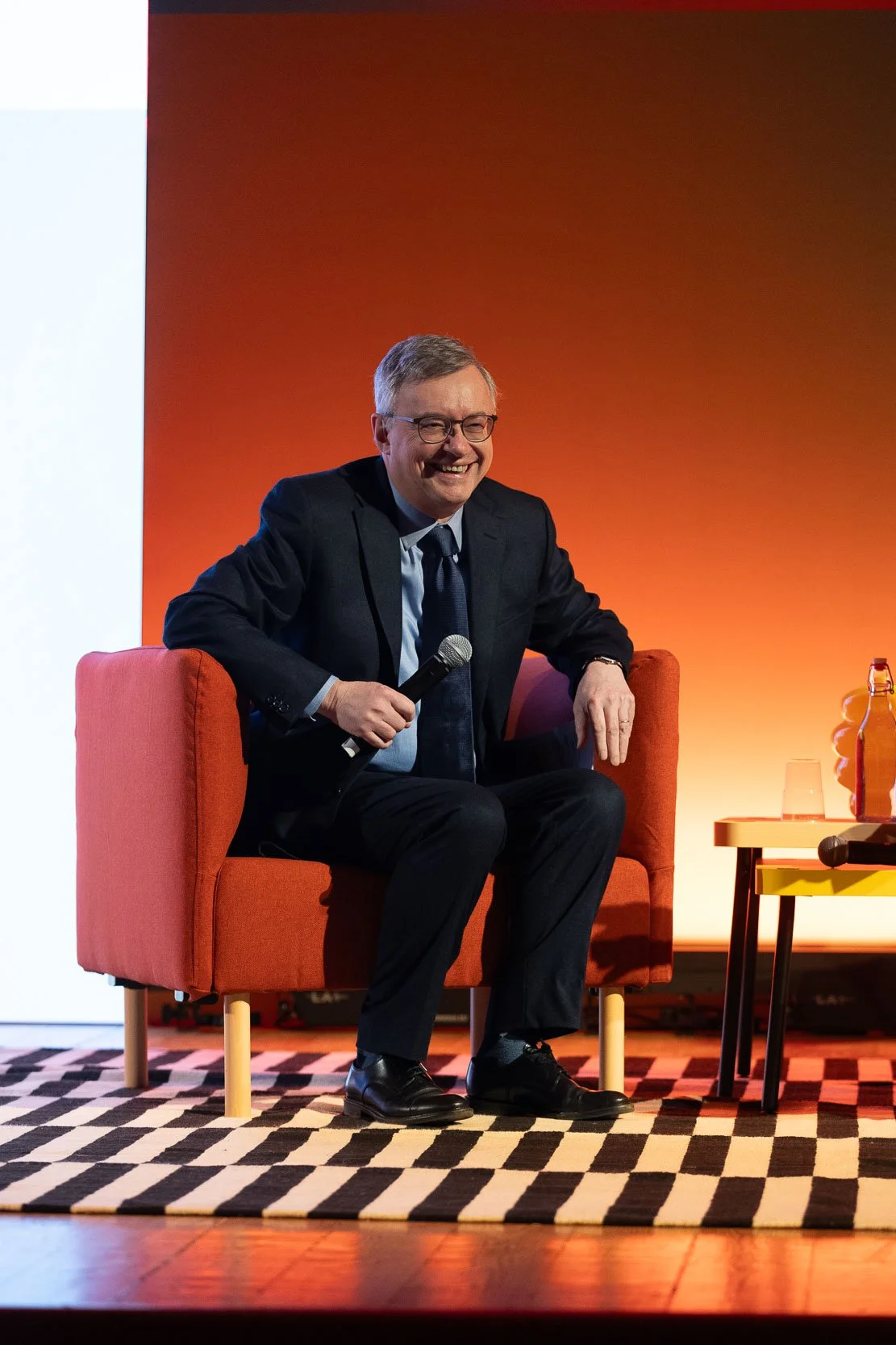 Alessandro Barbero sorride al pubblico durante l’evento Chora V2 al Conservatorio G Verdi di Milano