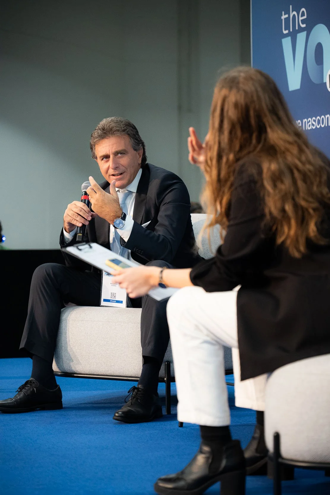 Ospite sul palco durante il talk di The Vault Live a Milano mentre dialoga con la moderatrice in un confronto dedicato a temi di business e innovazione.
