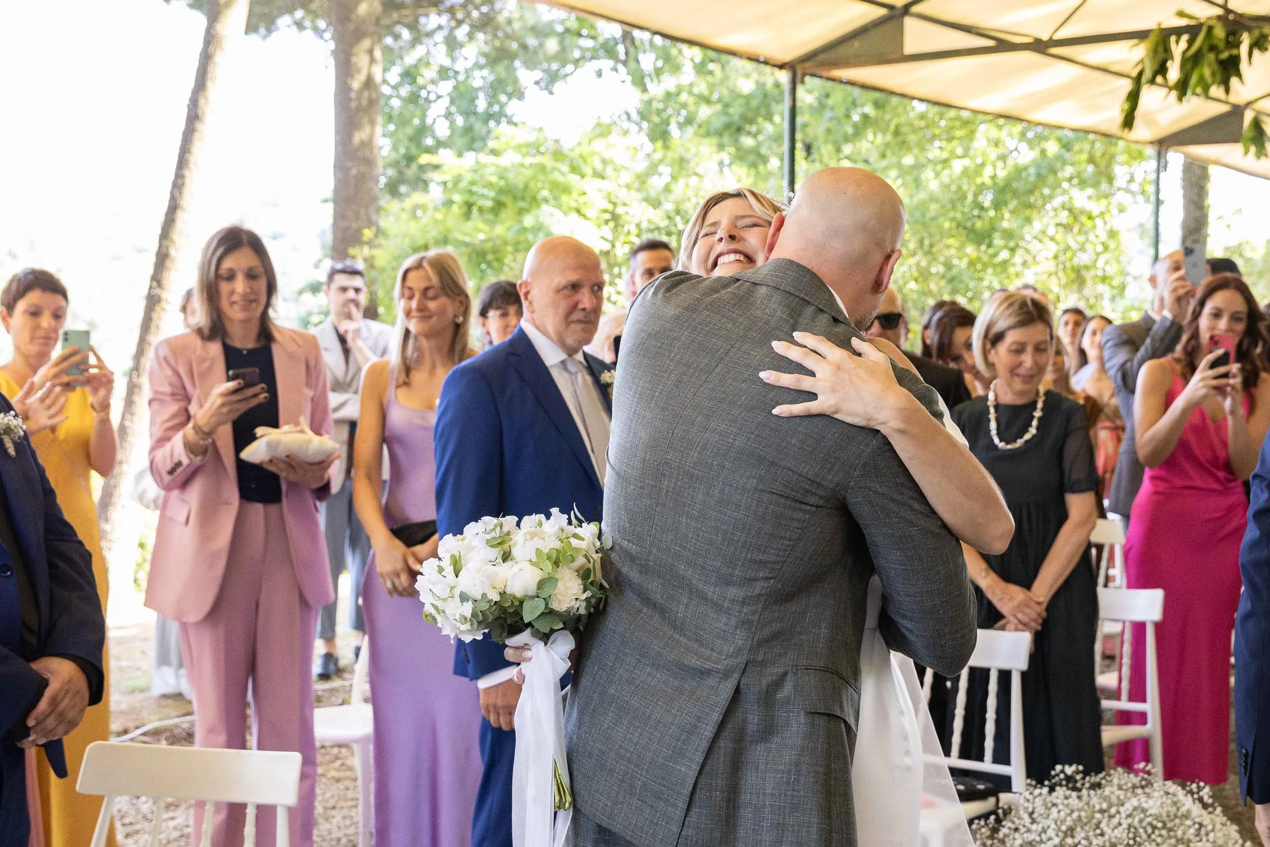 Abbraccio sposi prima della cerimonia – matrimonio Paolo e Camilla Tenuta Montezeglio Invorio