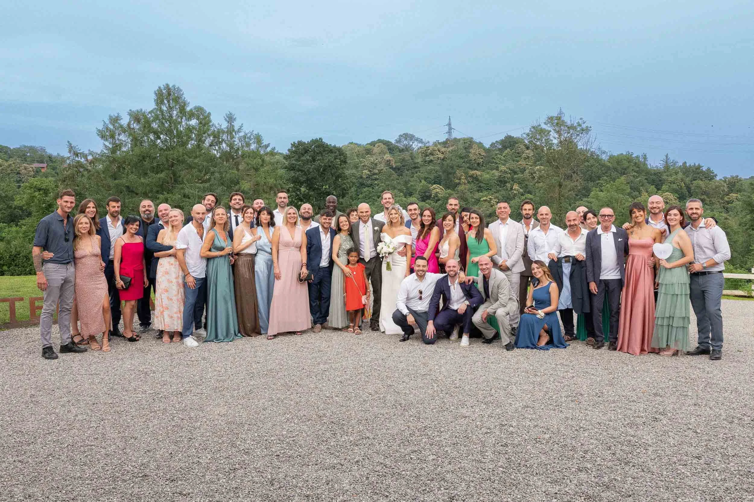 Foto di gruppo con gli amici – matrimonio Paolo e Camilla Tenuta Montezeglio Invorio
