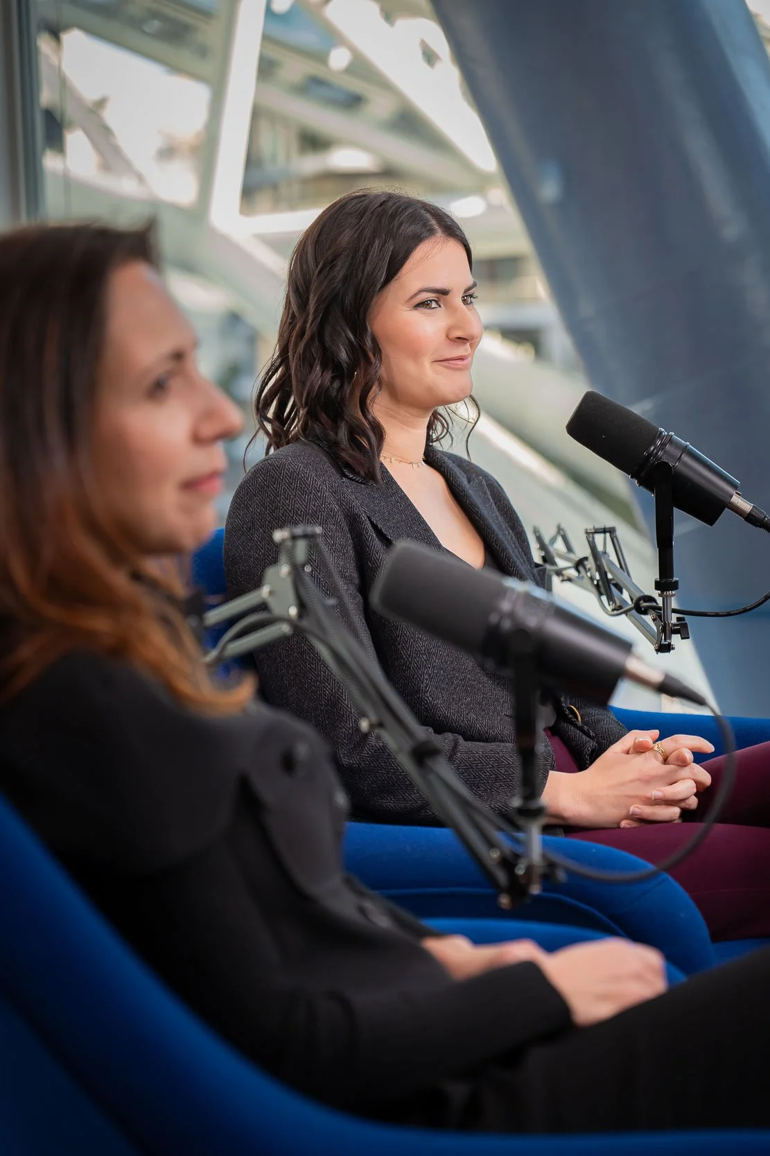 Momento di ascolto durante la registrazione del podcast Unipol negli studi aziendali di Milano.
