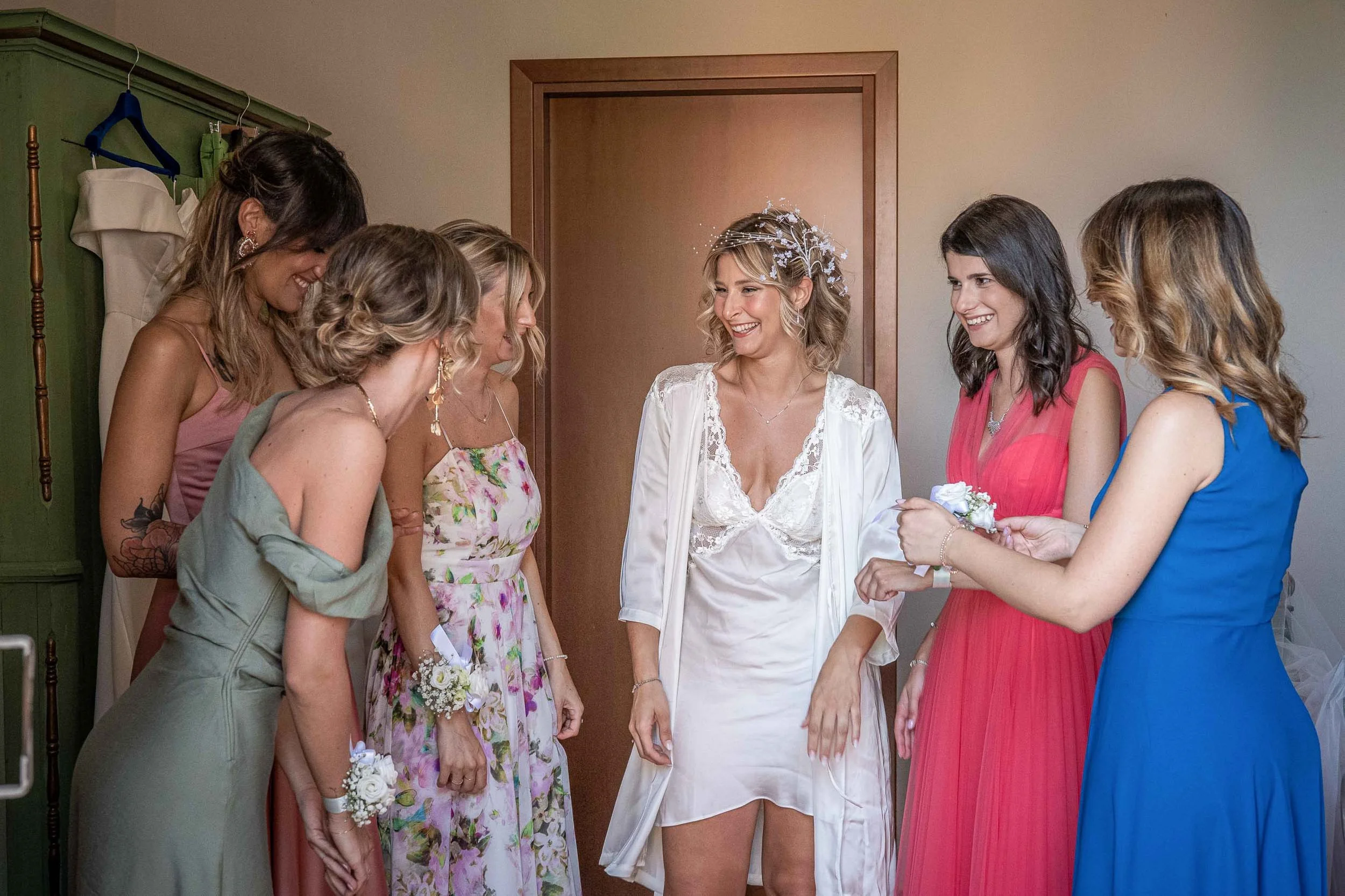 Foto con famiglia e amici – matrimonio Paolo e Camilla Tenuta Montezeglio  
