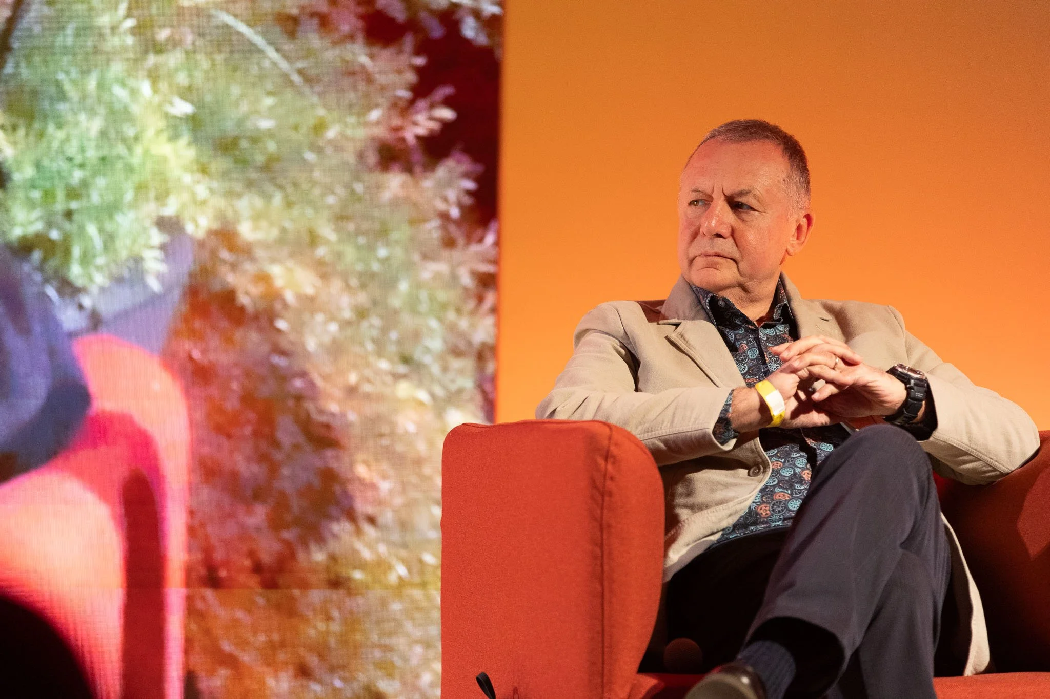 Piero Colaprico interviene sul palco durante il panel ‘Dentro il male’ all’evento Chora V2 al Conservatorio G Verdi di Milano