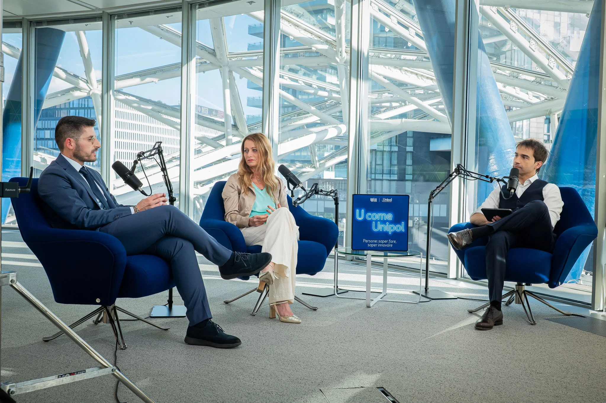 Ripresa dell’intervista del podcast Unipol negli studi aziendali di Milano, con tre ospiti in dialogo.