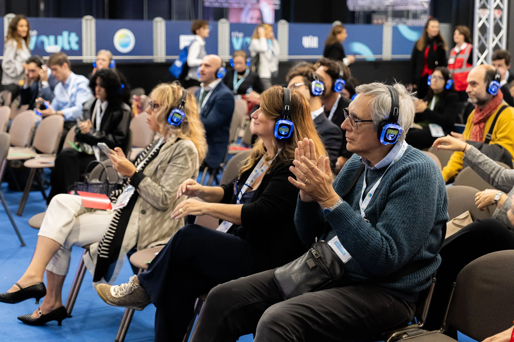 Pubblico in ascolto durante una sessione di The Vault Live al MiCo di Milano, evento organizzato da Will Media e Chora Media.
