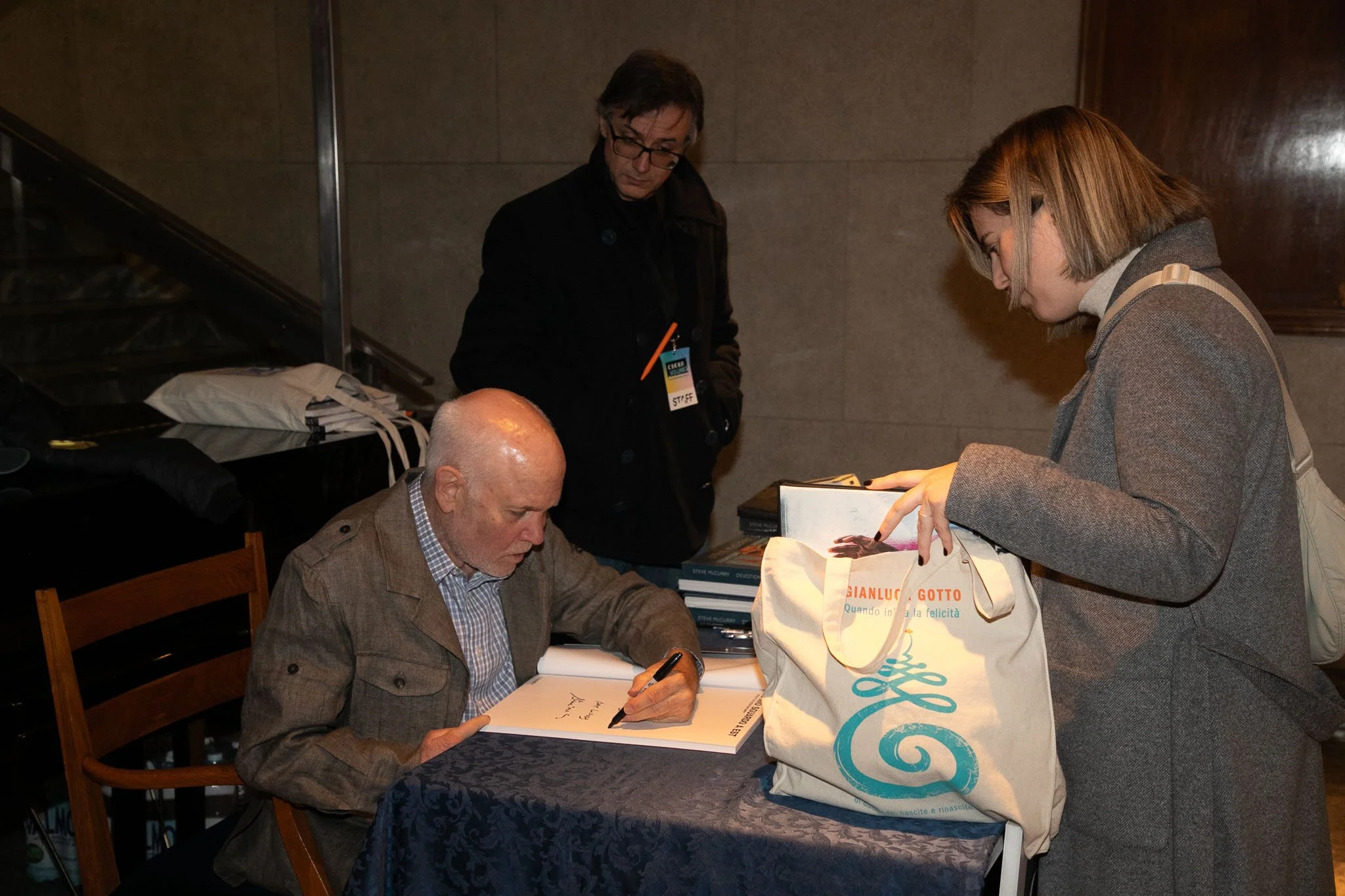 Steve McCurry durante la firma copie all’evento Chora V2 al Conservatorio G Verdi di Milano
