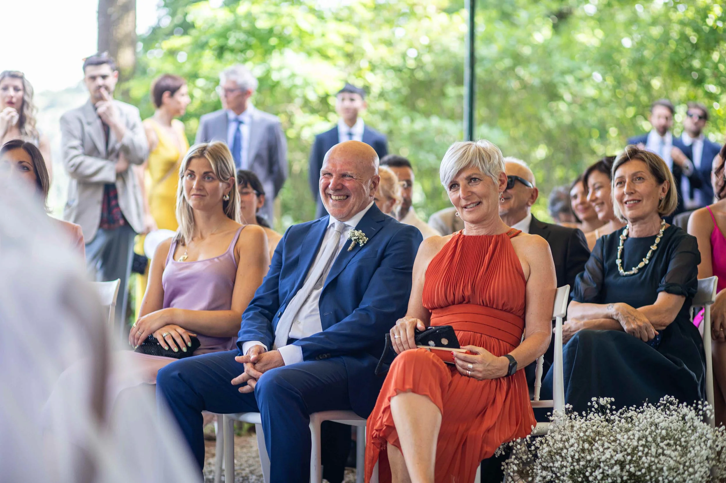 Genitori sorridenti durante la cerimonia di matrimonio a Tenuta Montezeglio – reportage di nozze a Invorio.
