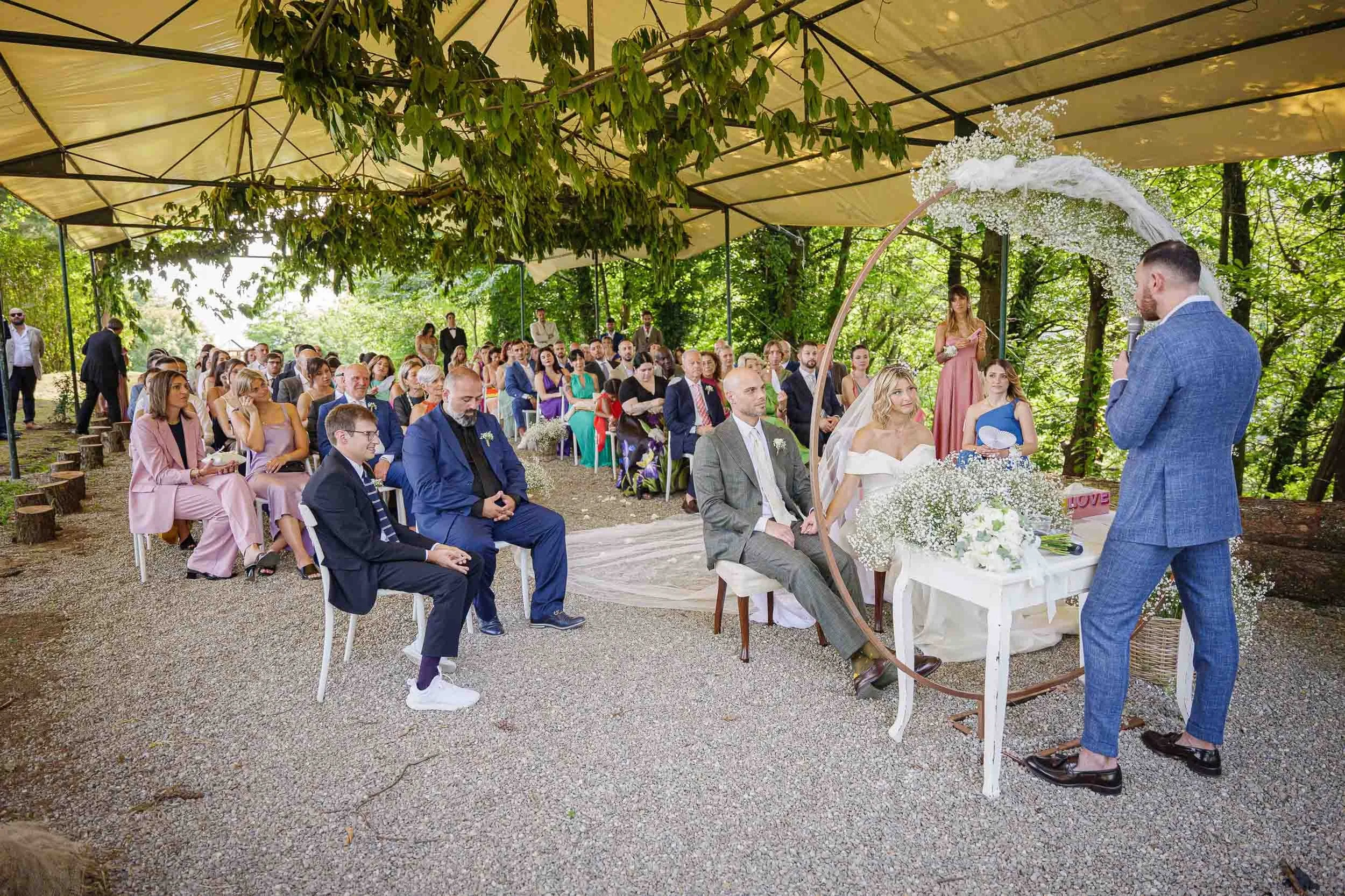Cerimonia di matrimonio all’aperto con gli sposi e gli invitati a Tenuta Montezeglio – reportage Paolo e Camilla, Invorio