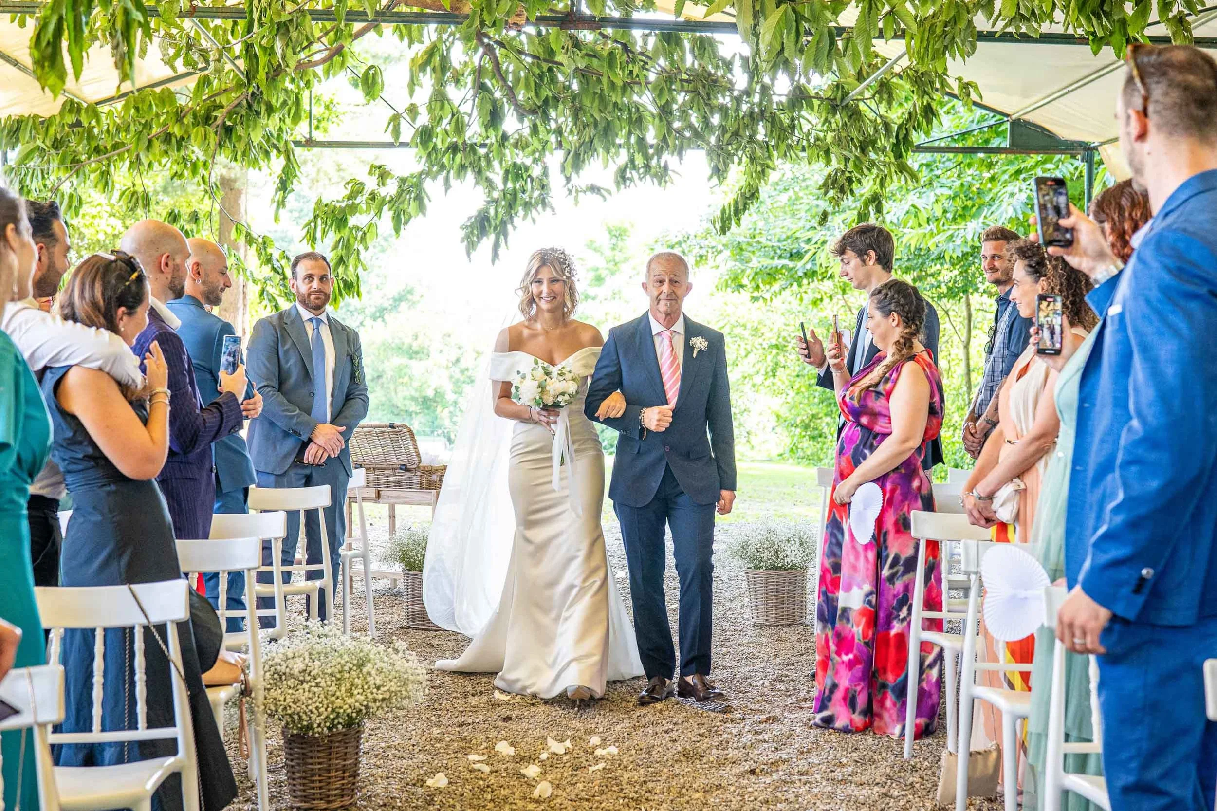 Ingresso della sposa alla cerimonia – matrimonio Paolo e Camilla Tenuta Montezeglio Invorio
