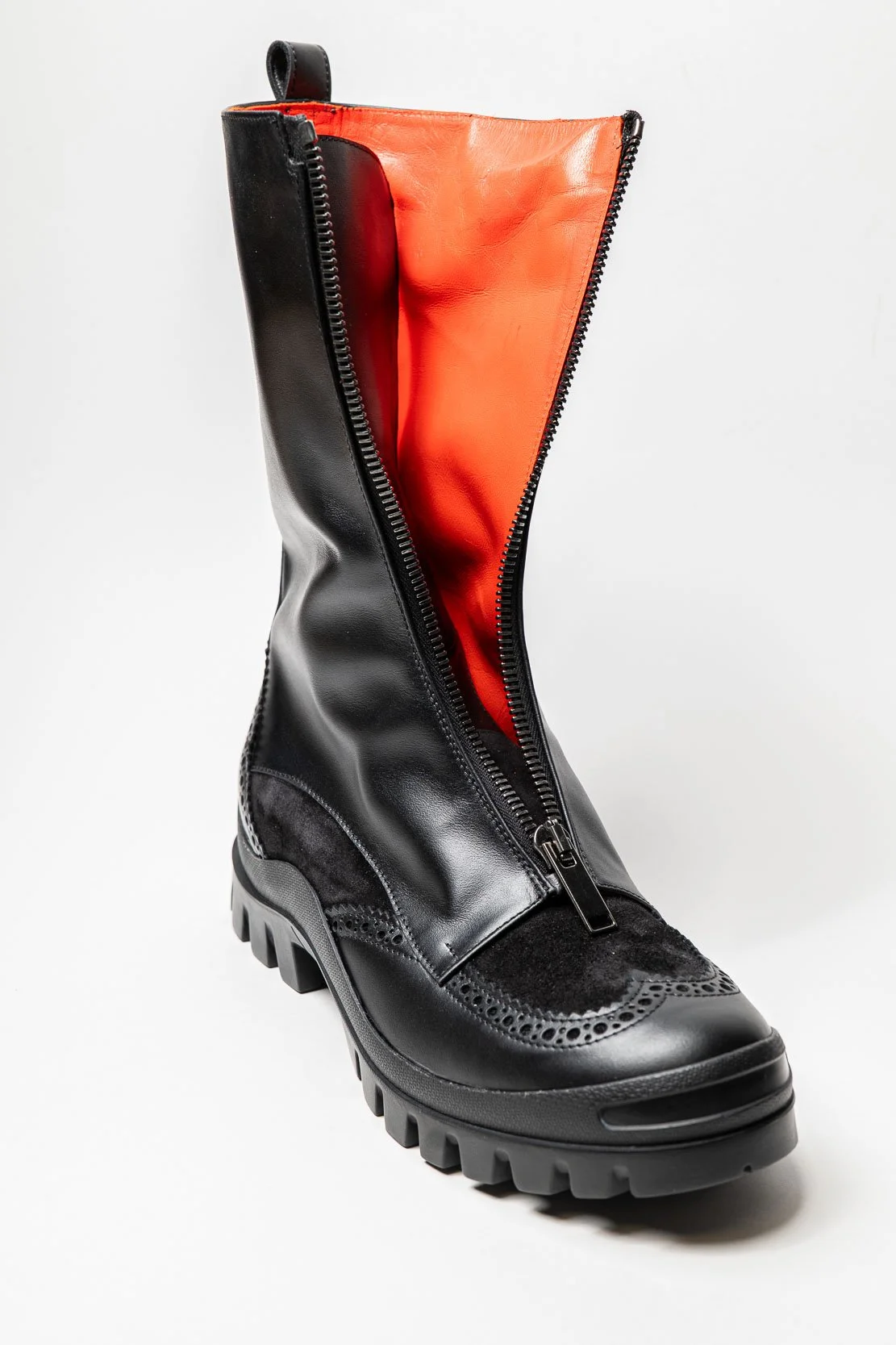 Prototipo di stivale in pelle nera con apertura frontale e fodera rossa realizzato dagli studenti dell’Arsutoria School