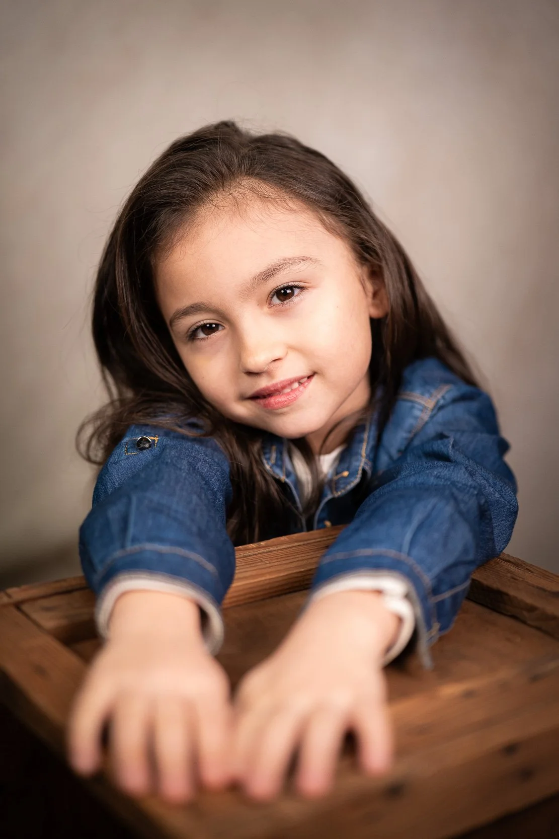 ritratto di bambina realizzato in studio a buccinasco fotografia professionale elegante e naturale ideale per famiglie coppie e bambini max capuzzi fotografo