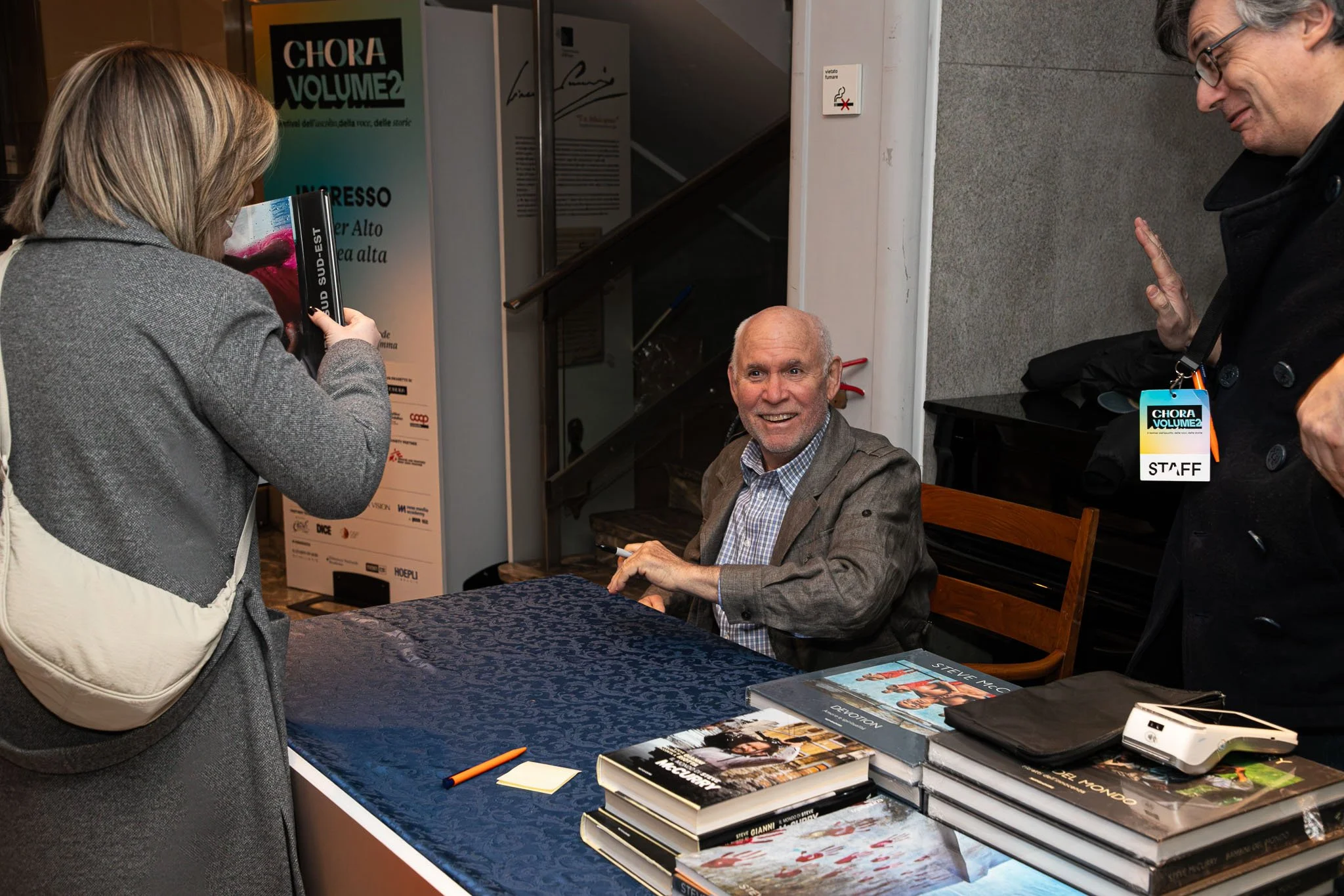 Steve McCurry sorride durante la firma copie all’evento Chora V2 al Conservatorio G Verdi di Milano