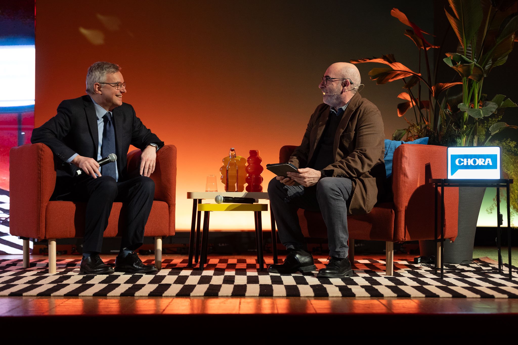 Alessandro Barbero e Davide Savelli in dialogo sul palco durante l’evento Chora V2 al Conservatorio G Verdi di Milano
