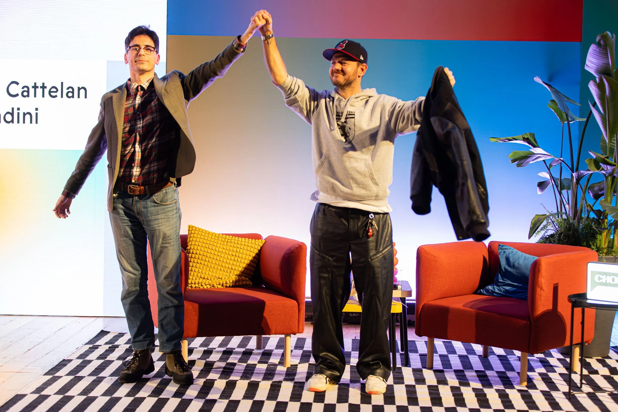 Valerio Lundini e Alessandro Cattelan salutano il pubblico al termine dell’evento Chora V2 al Conservatorio G Verdi di Milano