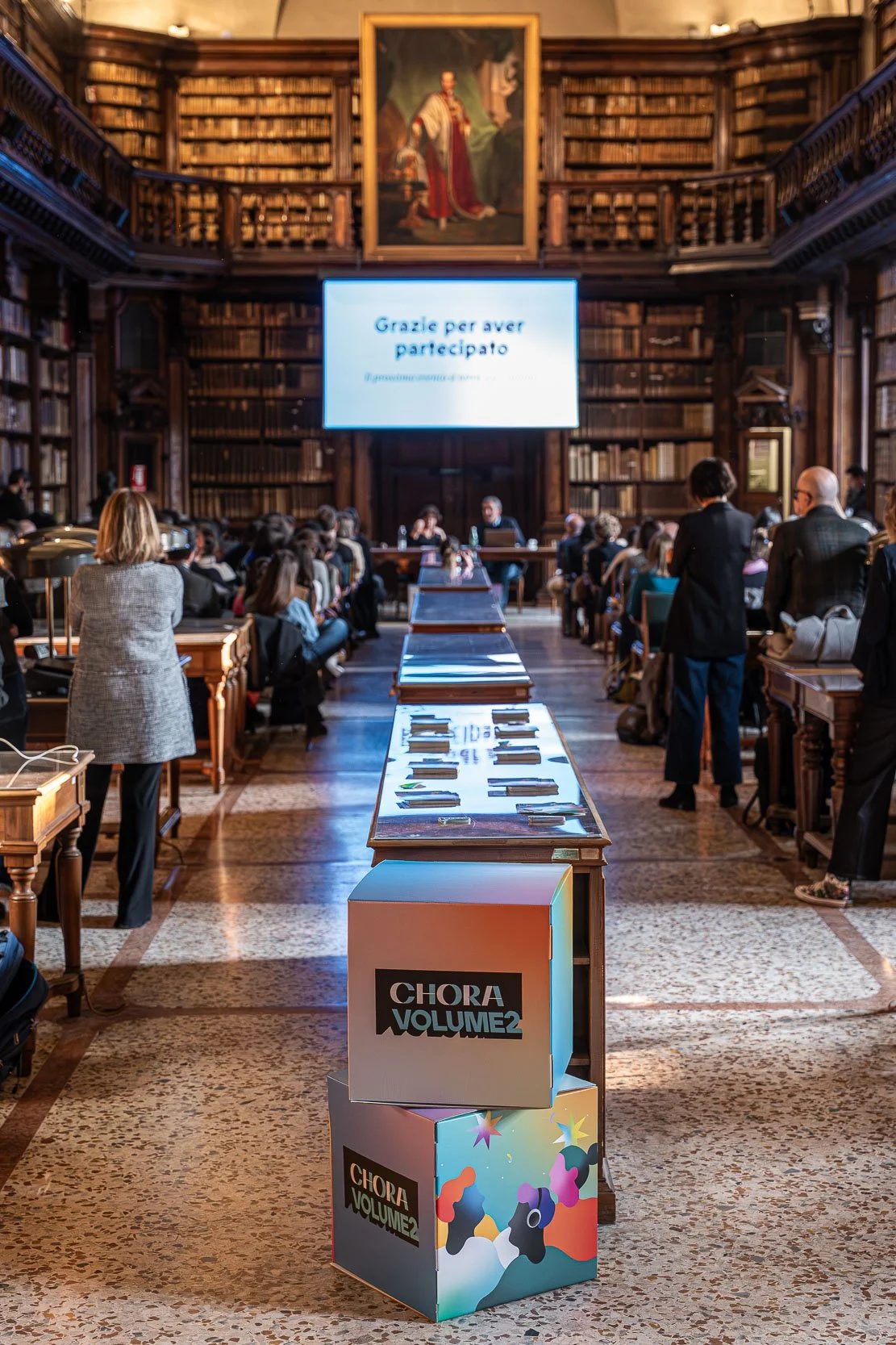 Chiusura dell’evento Chora V2 nella Biblioteca Braidense a Milano con pubblico e tavolo relatori in sala