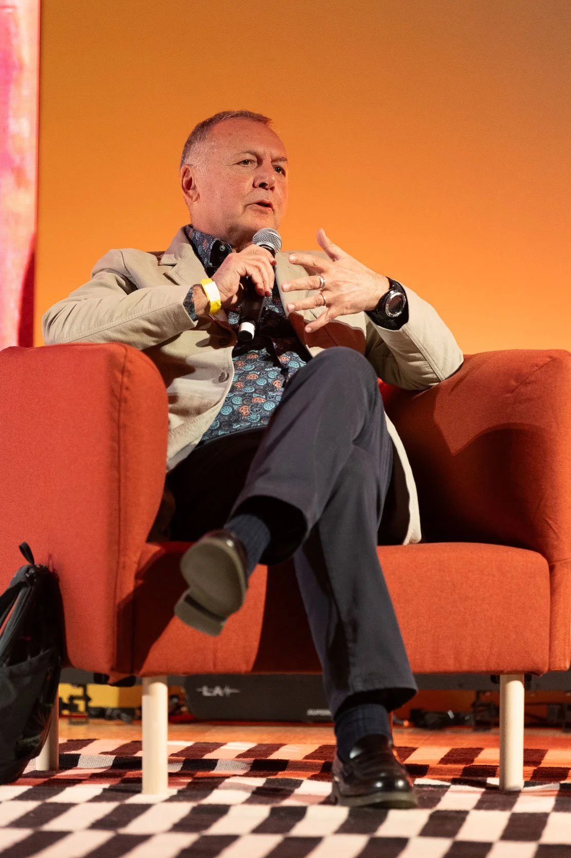 Piero Colaprico – inquadratura verticale mentre interviene durante il panel ‘Dentro il male’ all’evento Chora V2 al Conservatorio G Verdi di Milano
